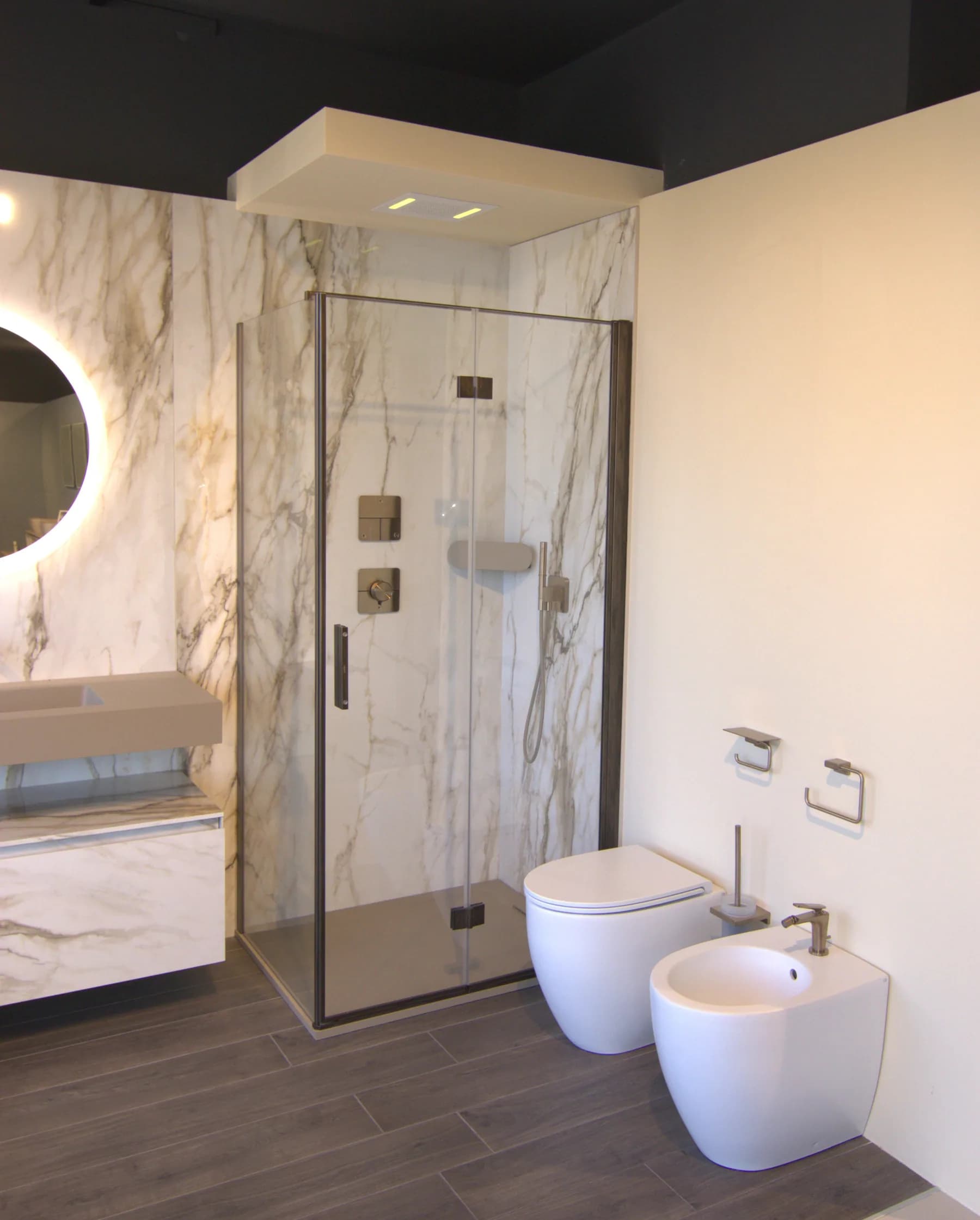 Bagno con doccia walk-in e lavabo sospeso