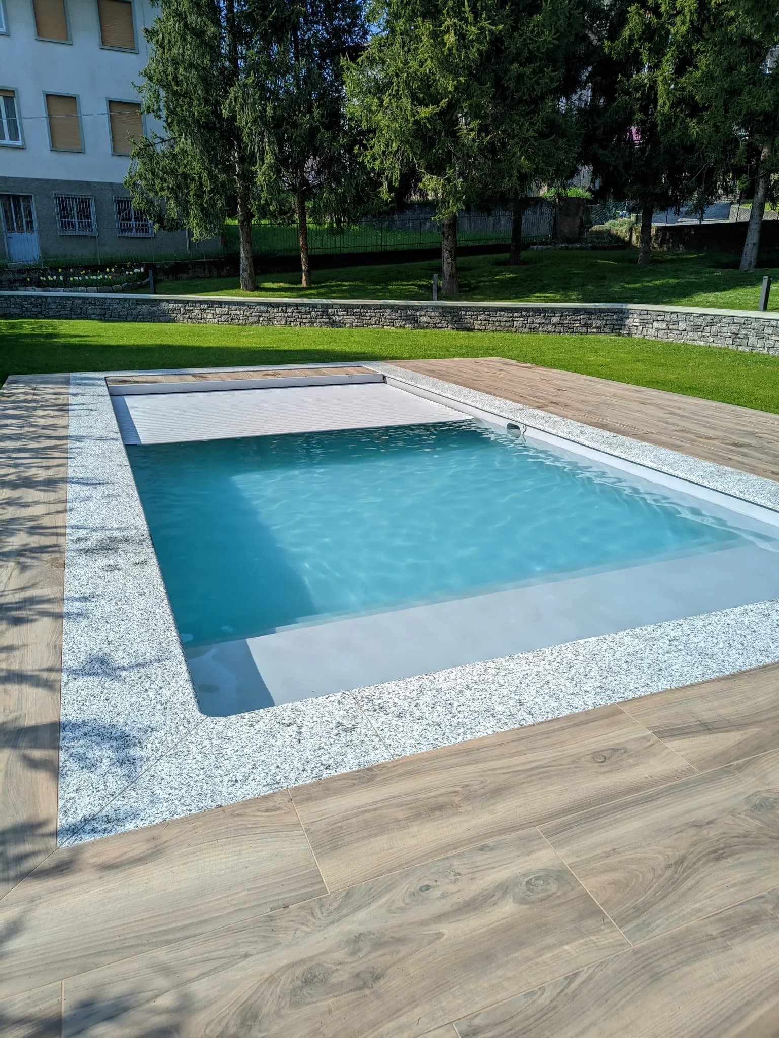 Piscina con deck in gres effetto legno
