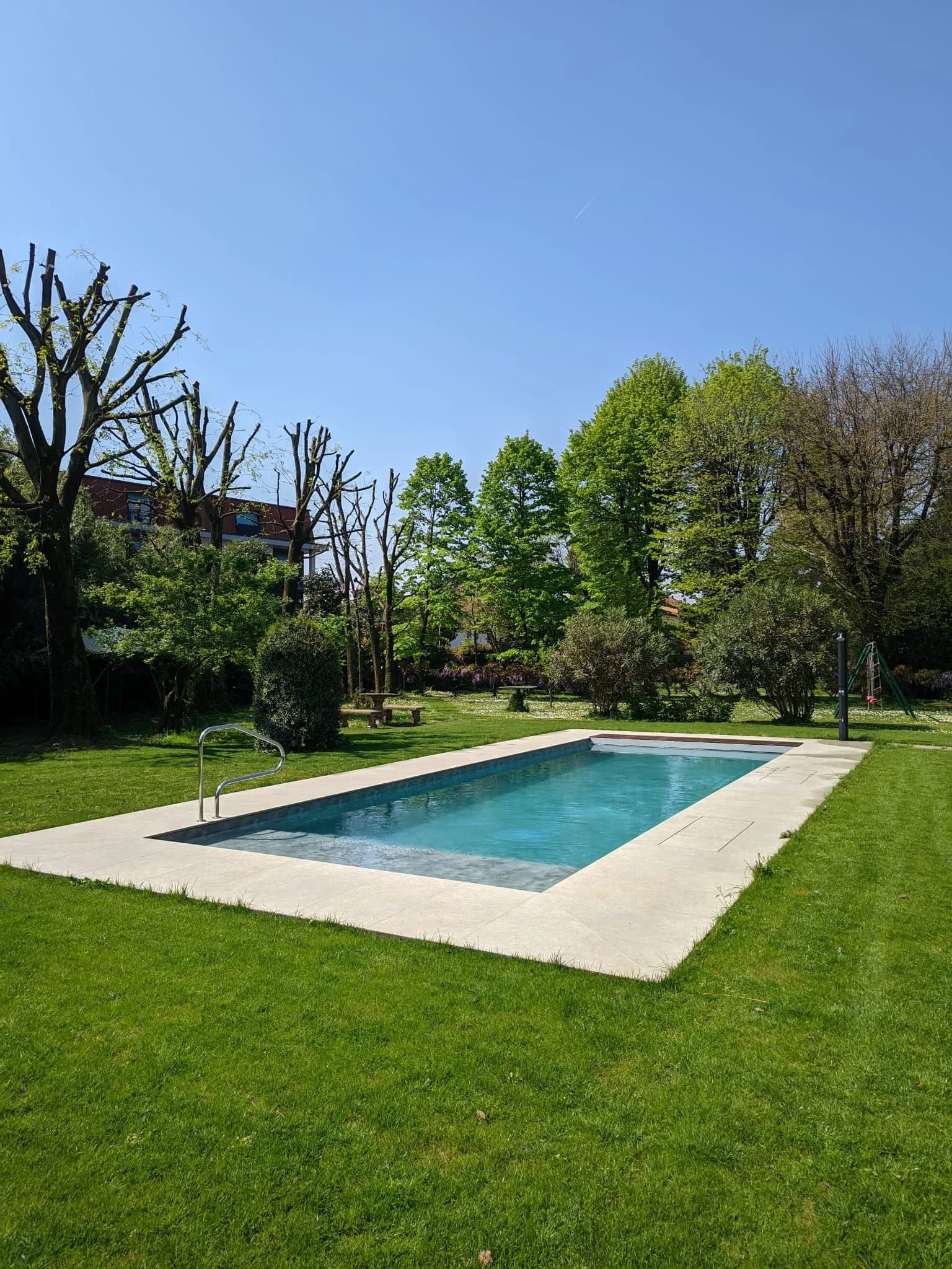 Piscina con spiaggia e copertura taparella