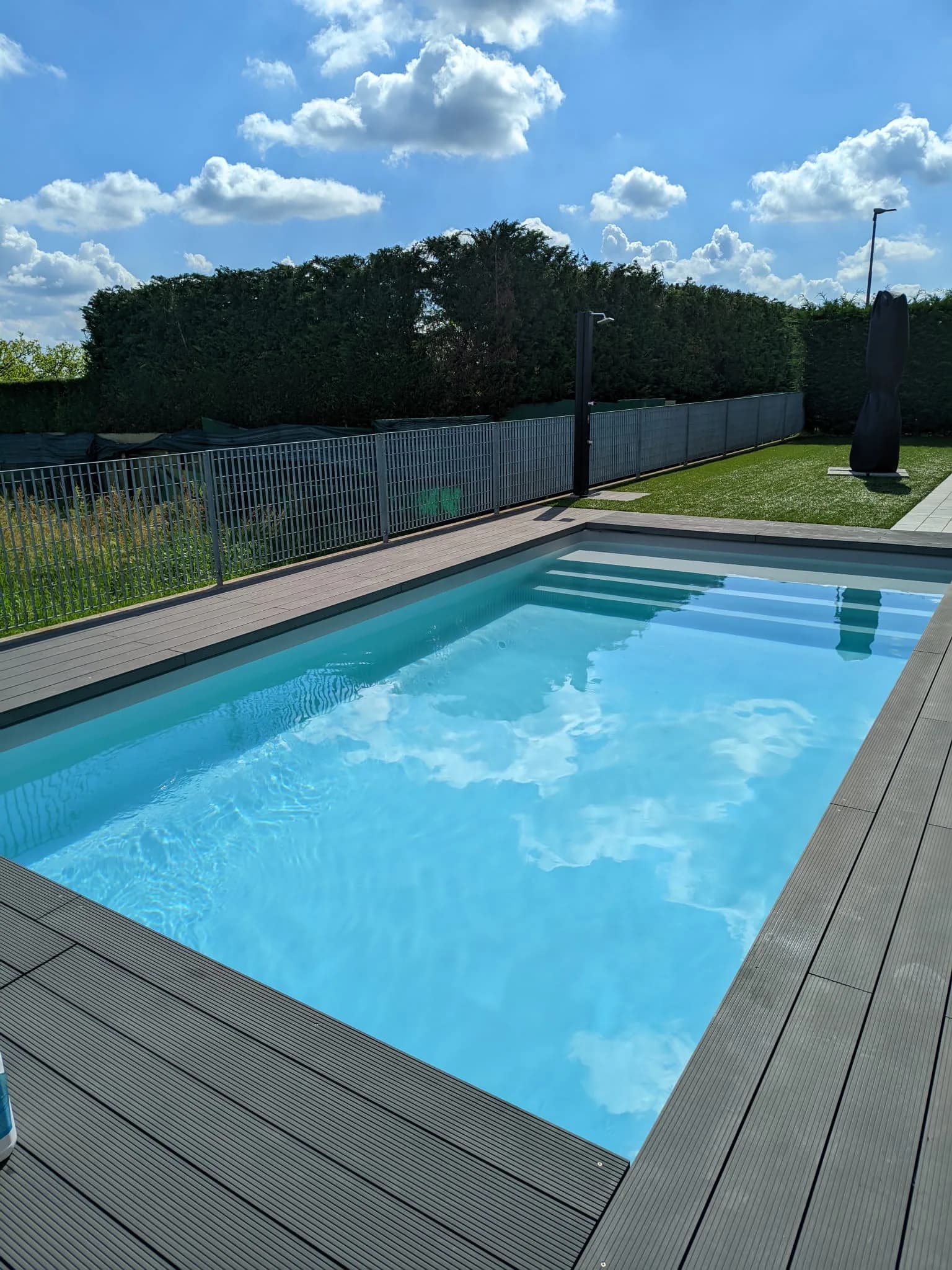 Pavimentazione in deck composito e gradoni per l'ingresso in acqua